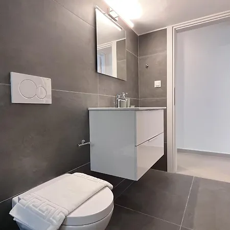 Apartment 3 Bedroom Near Flisvos