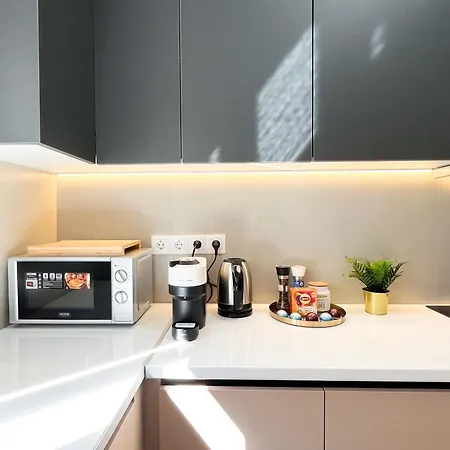 Apartment 3 Bedroom Near Flisvos